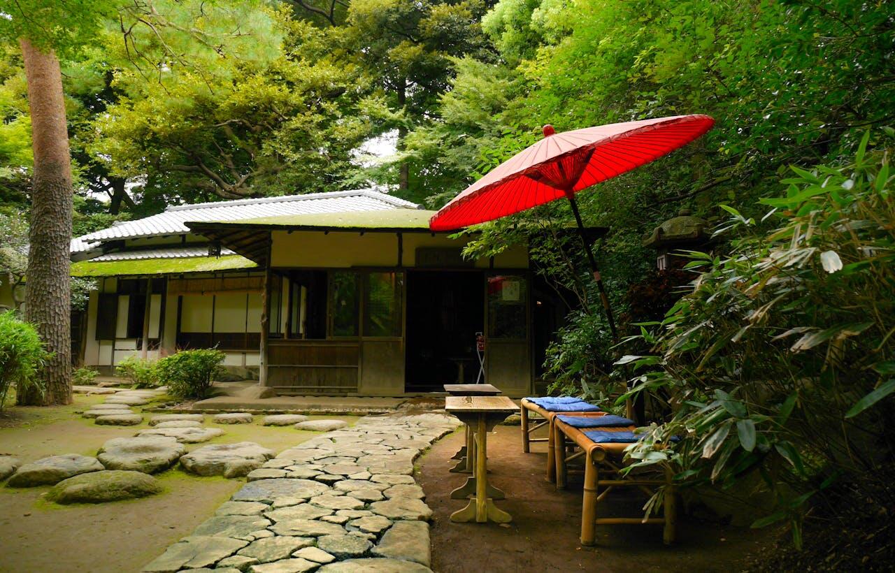 prefecture de tokyo d exterieur avec table et chaises en bois et une ombrelle rouge 