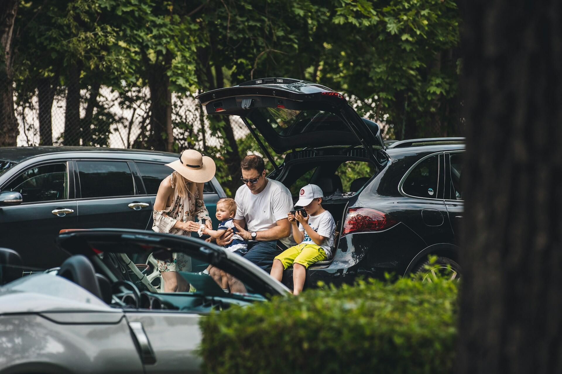famille à l'arrière de leur voiture en voyage