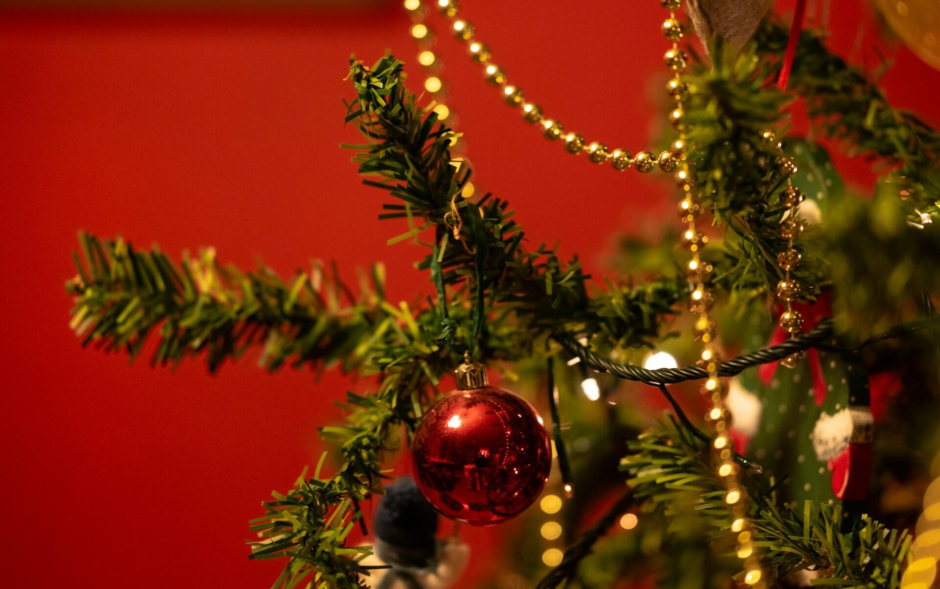Sapin de Noël décoré avec des boules