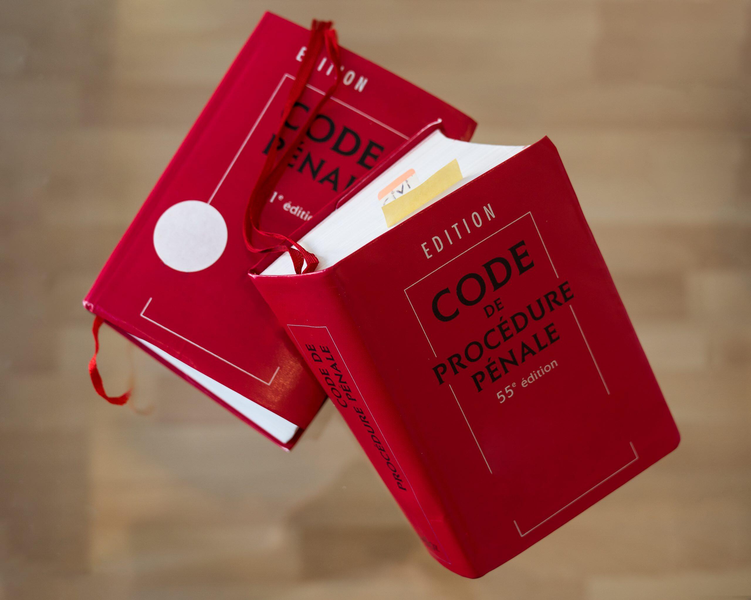 codes de procédure pénale sur une table 