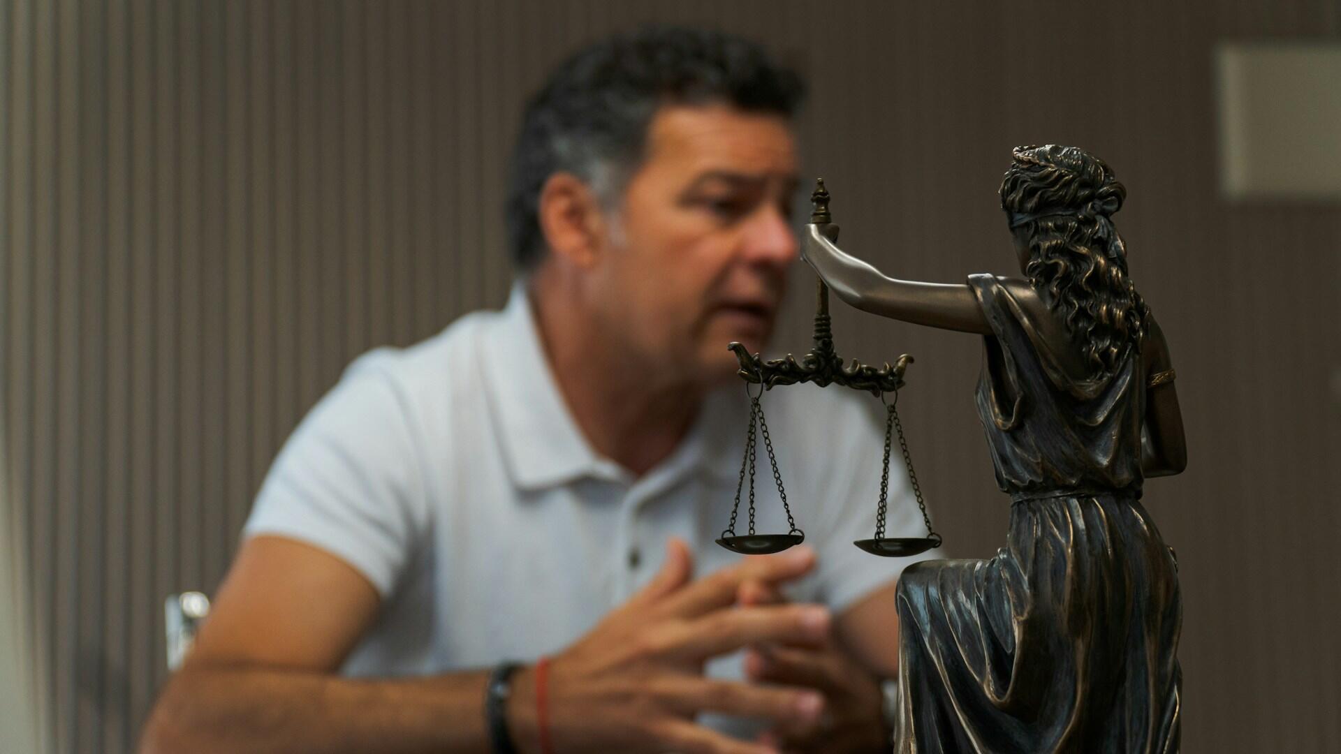 personne devant une statue de justice