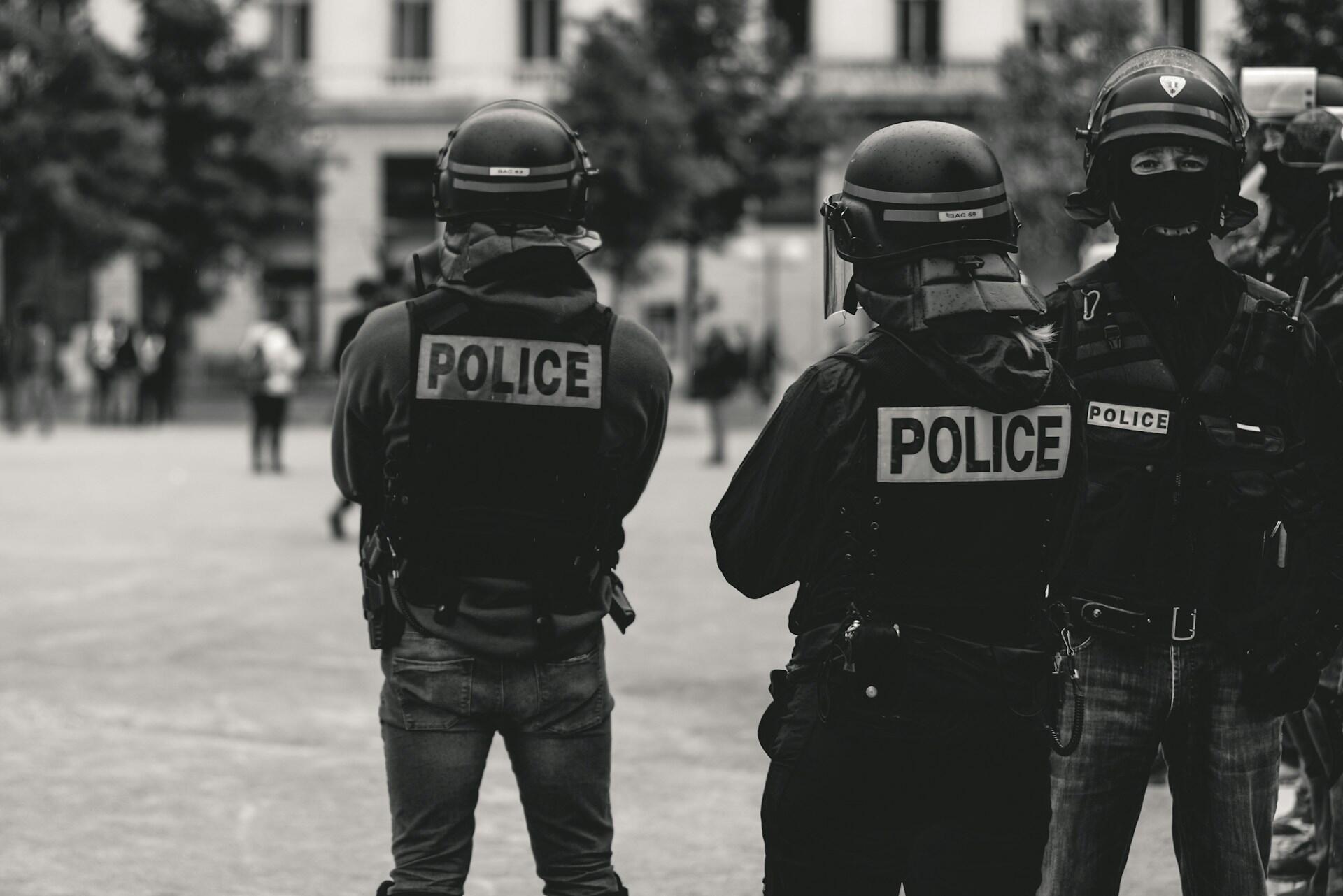 policiers debout dans la rue