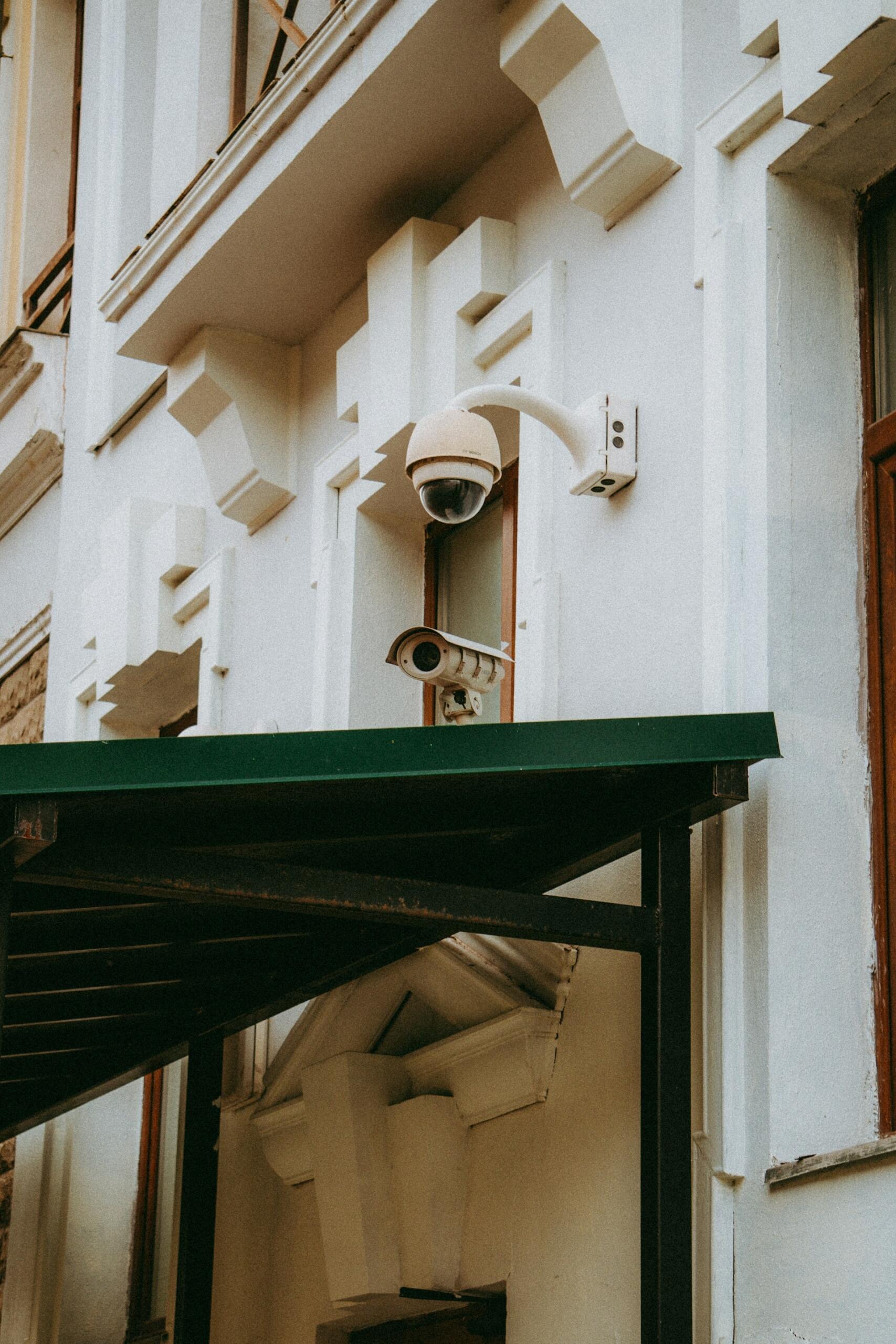 caméra de sécurité devant un bâtiment 