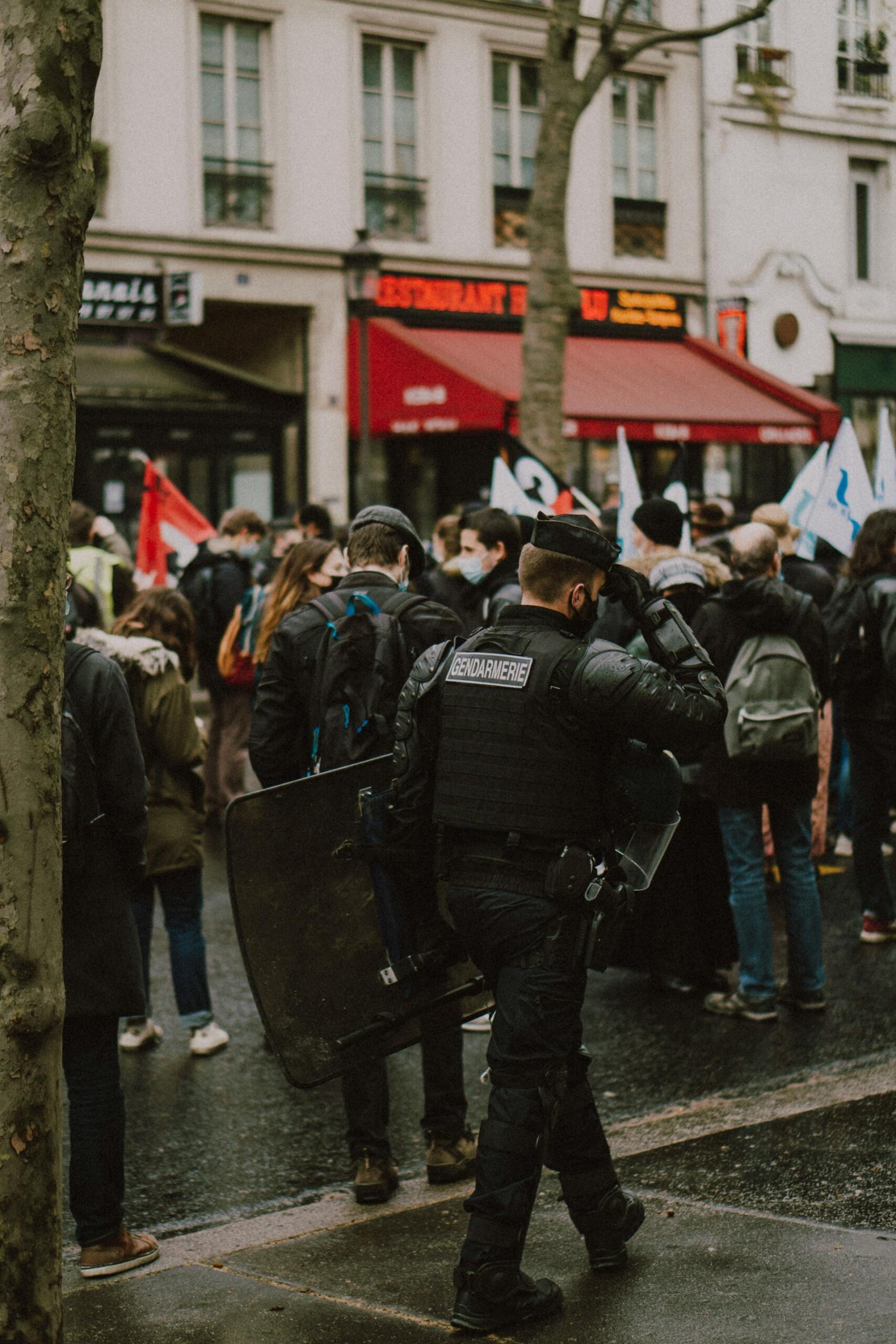 agent de police lors d'une manifestation 