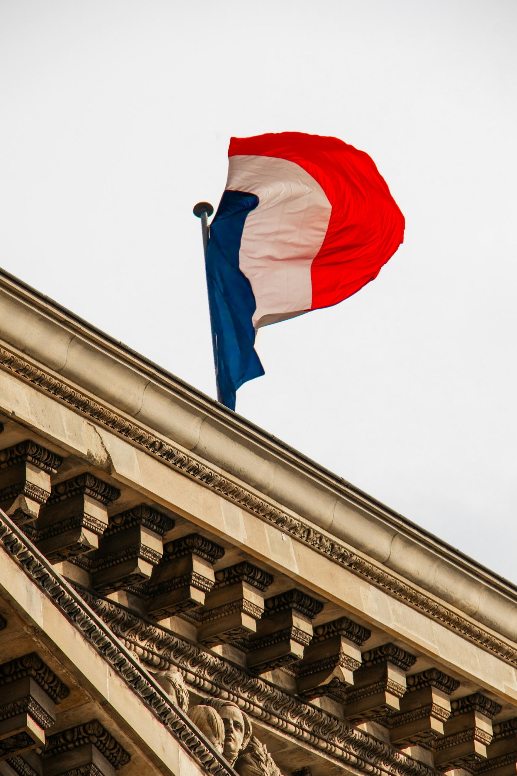 drapeau français au-dessus d'un monument 
