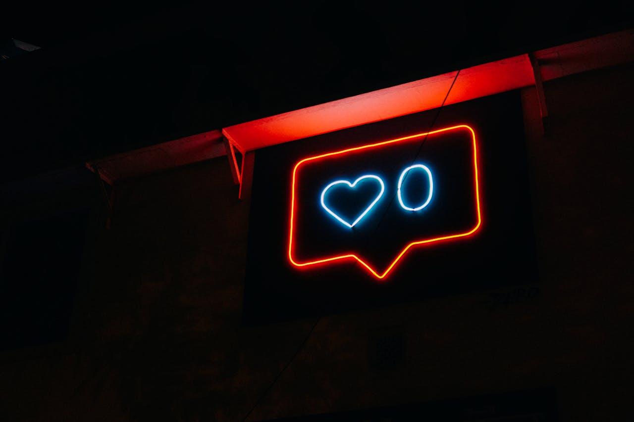 Panneau lumineux avec un coeur et 0 comme chiffre comme sur les réseaux sociaux