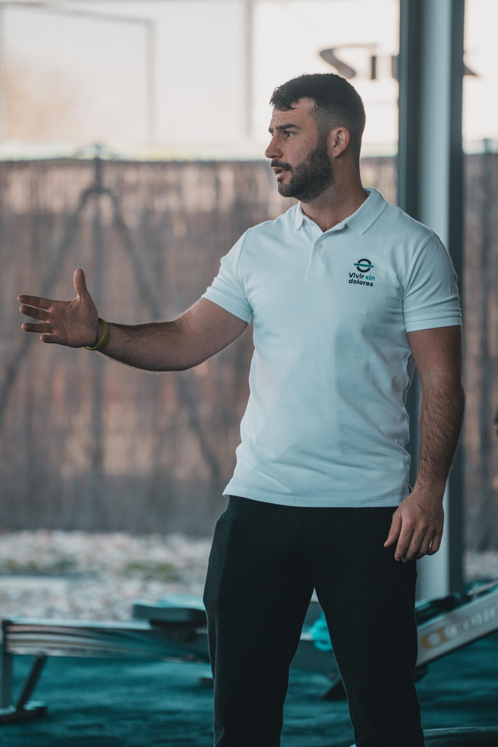 coach sportif en train de donner des instructions