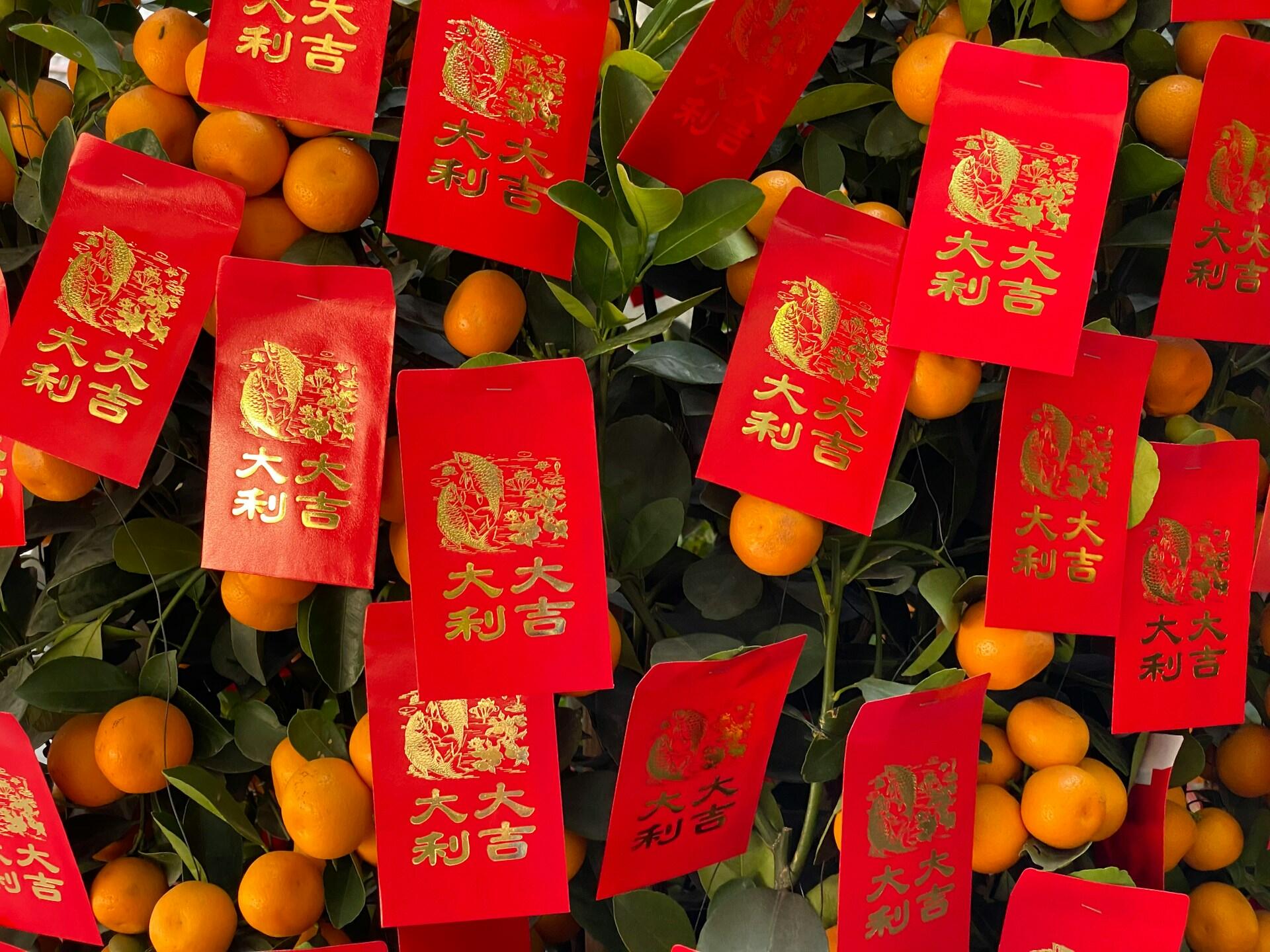 Des enveloppes rouges et des fruits pour le Nouvel An chinois
