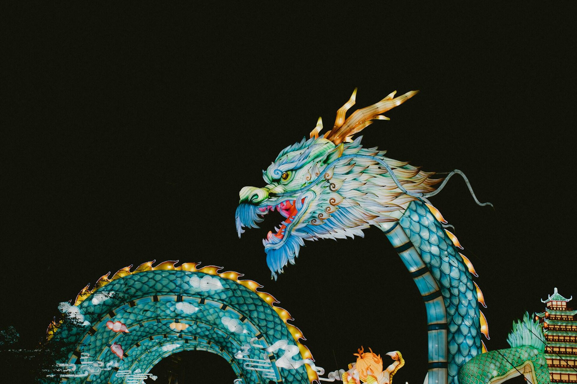Une statue d'un dragon chinois la nuit