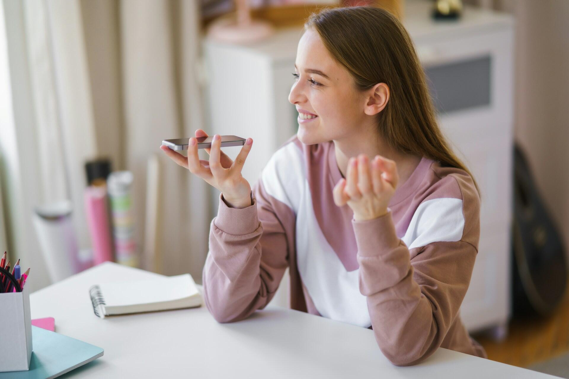 Une femme qui parle avec le téléphone à la main