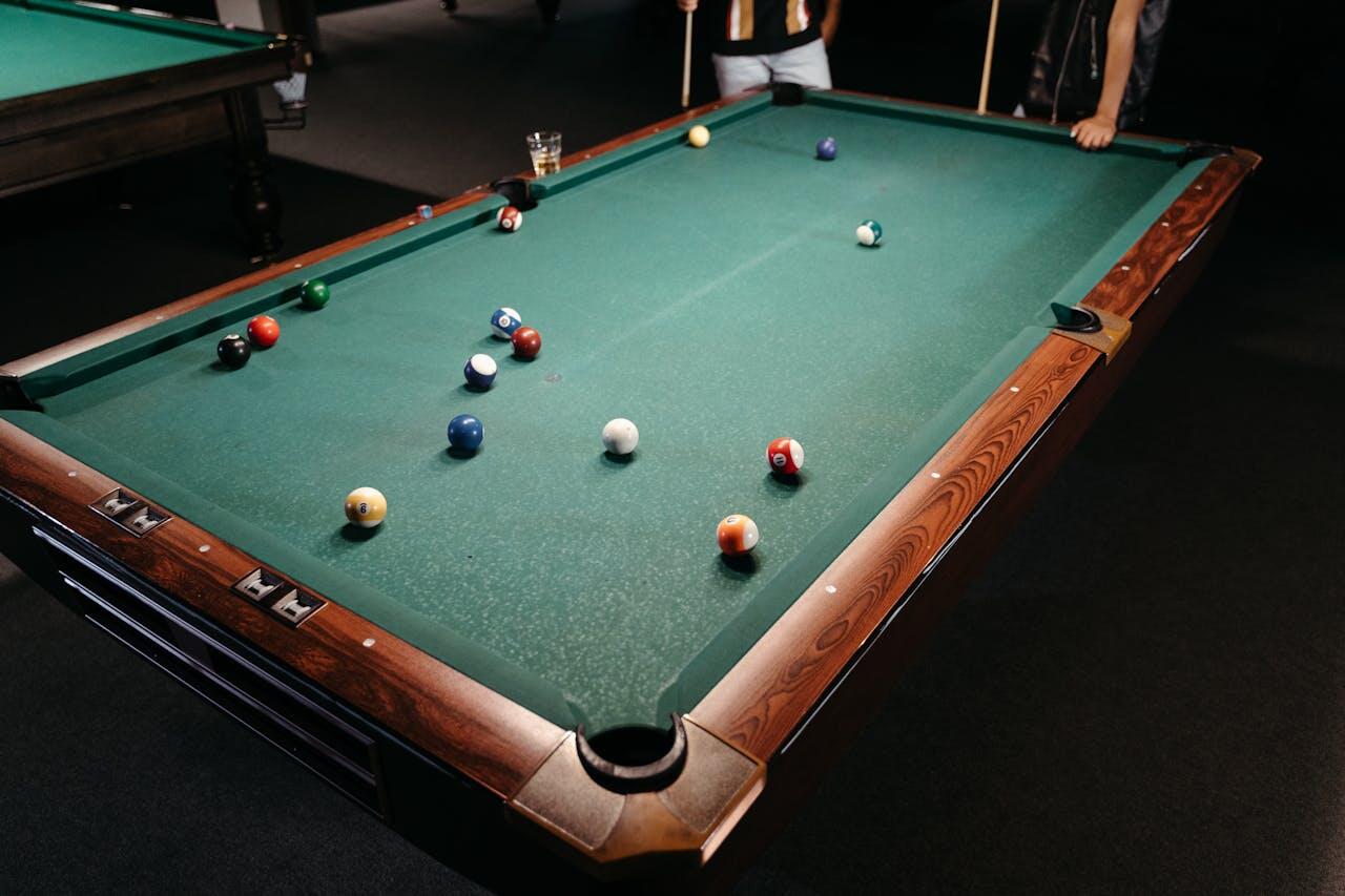 Billard américain avec des boules dessus.