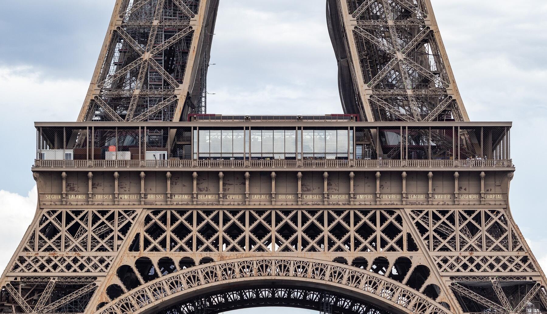 Tour Eiffel avec un focus sur le premier étage. Photo prise par Jérôme Schlichter.