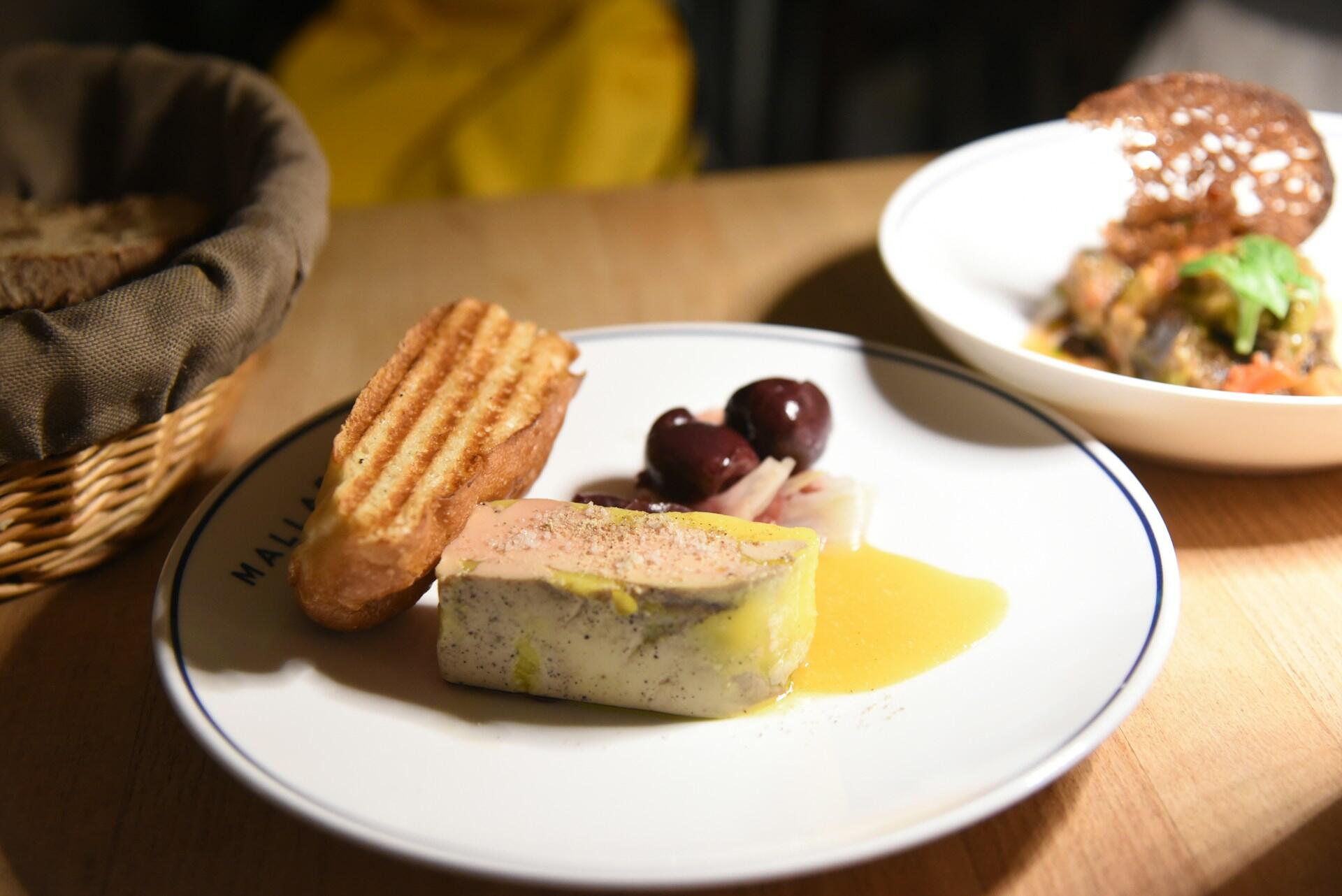Du foie gras dans une assiette avec du pain