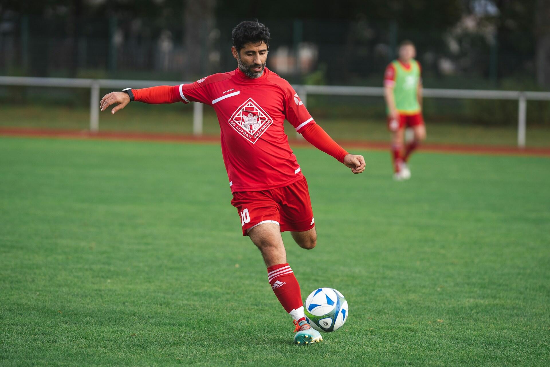 Un joueur de foot dans une tenue rouge