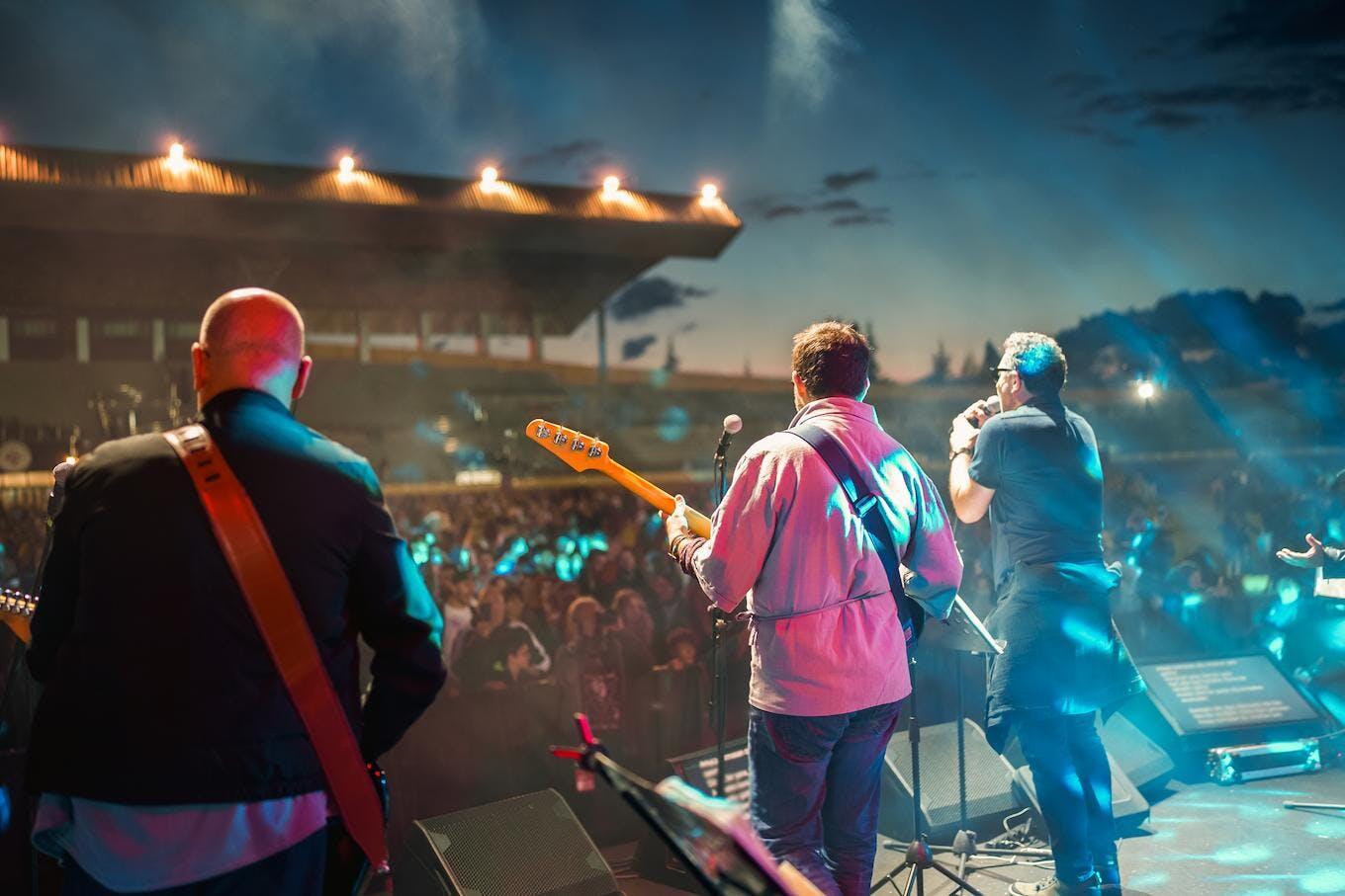 artistes sur scène pendant un concert
