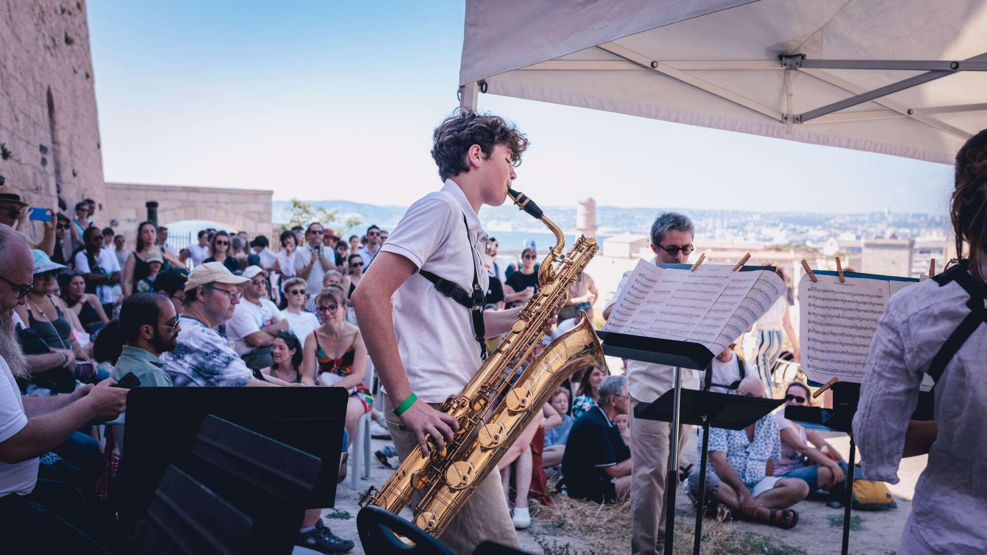 artiste en train de jouer du saxophone à Marseille