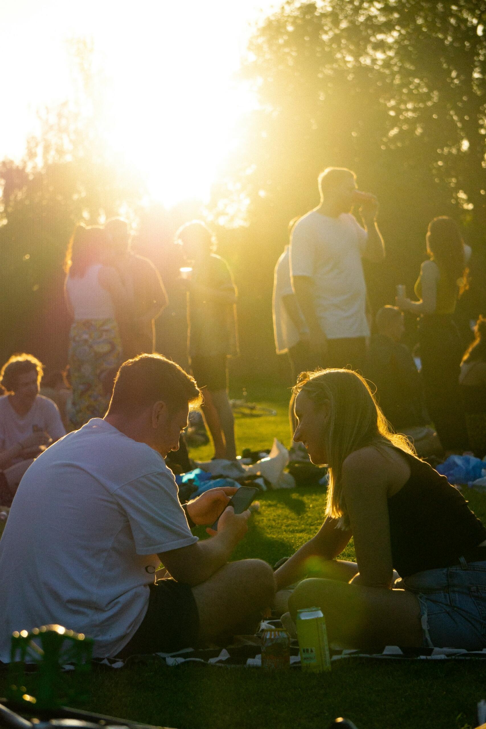 personnes assises dans l'herbe