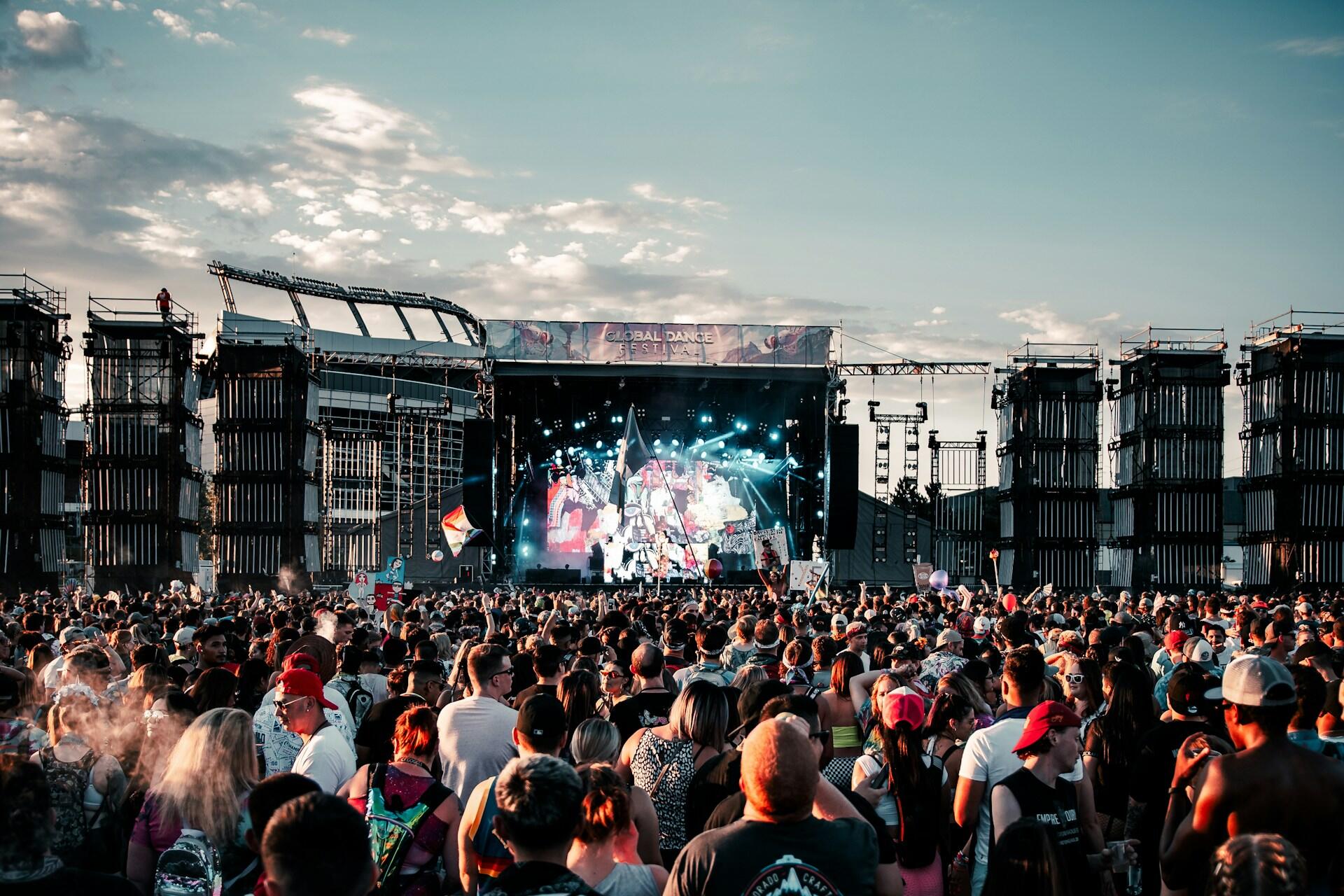 scène de concert avec une foule de festivaliers