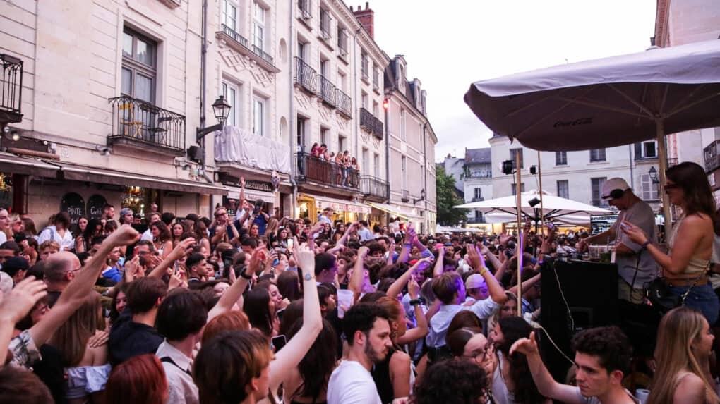 personnes dans la rue pour la Fête de la musique