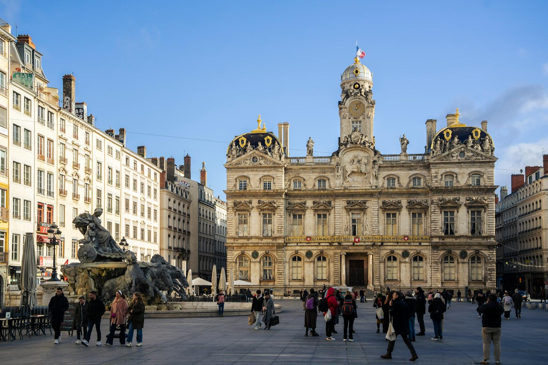 Place de l'Hôtel de Ville à Lyon avec sa fontaine