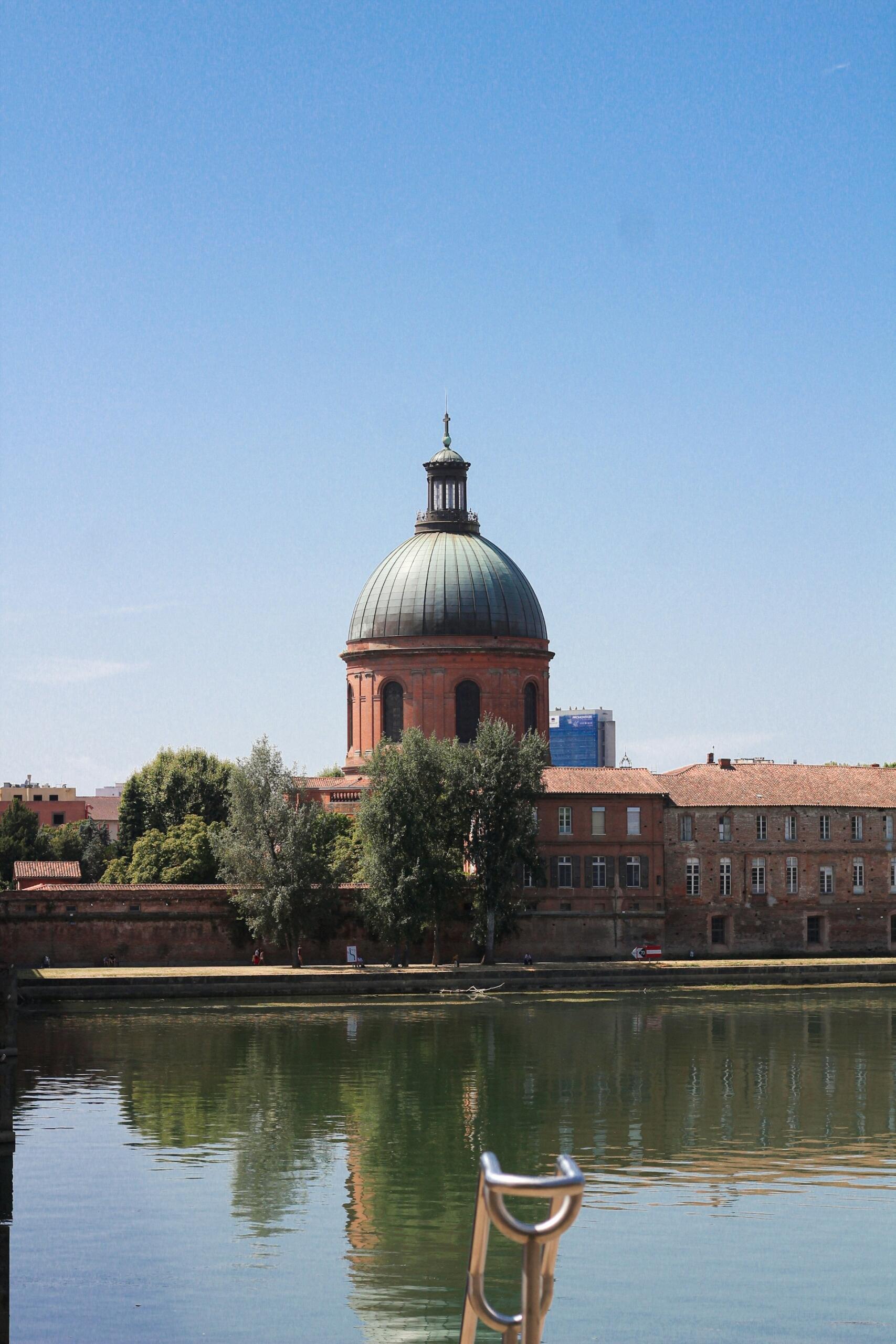 Capitole de Toulouse avec la Garonne