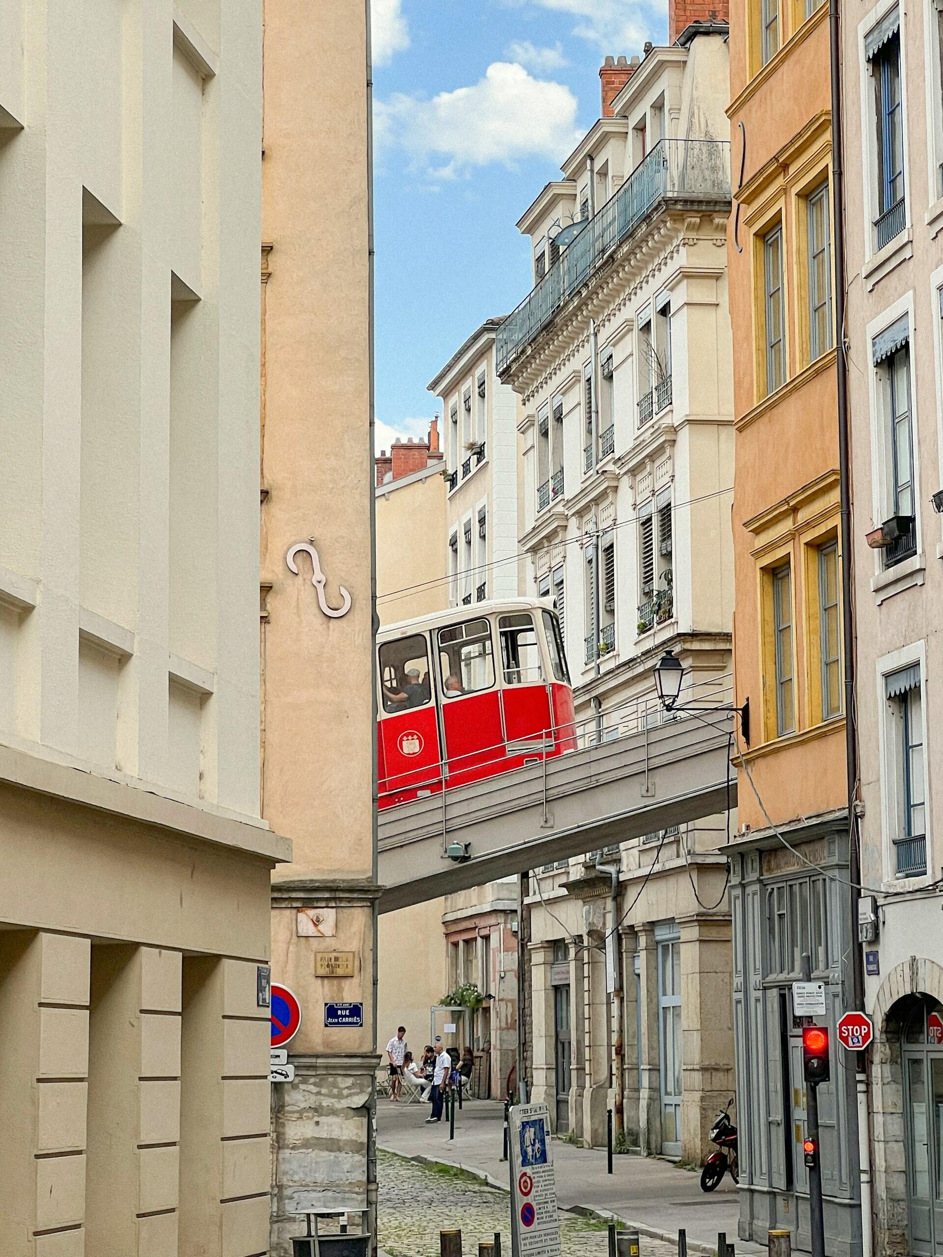 Funiculaire dans la ville de Lyon entre plusieurs bâtiments
