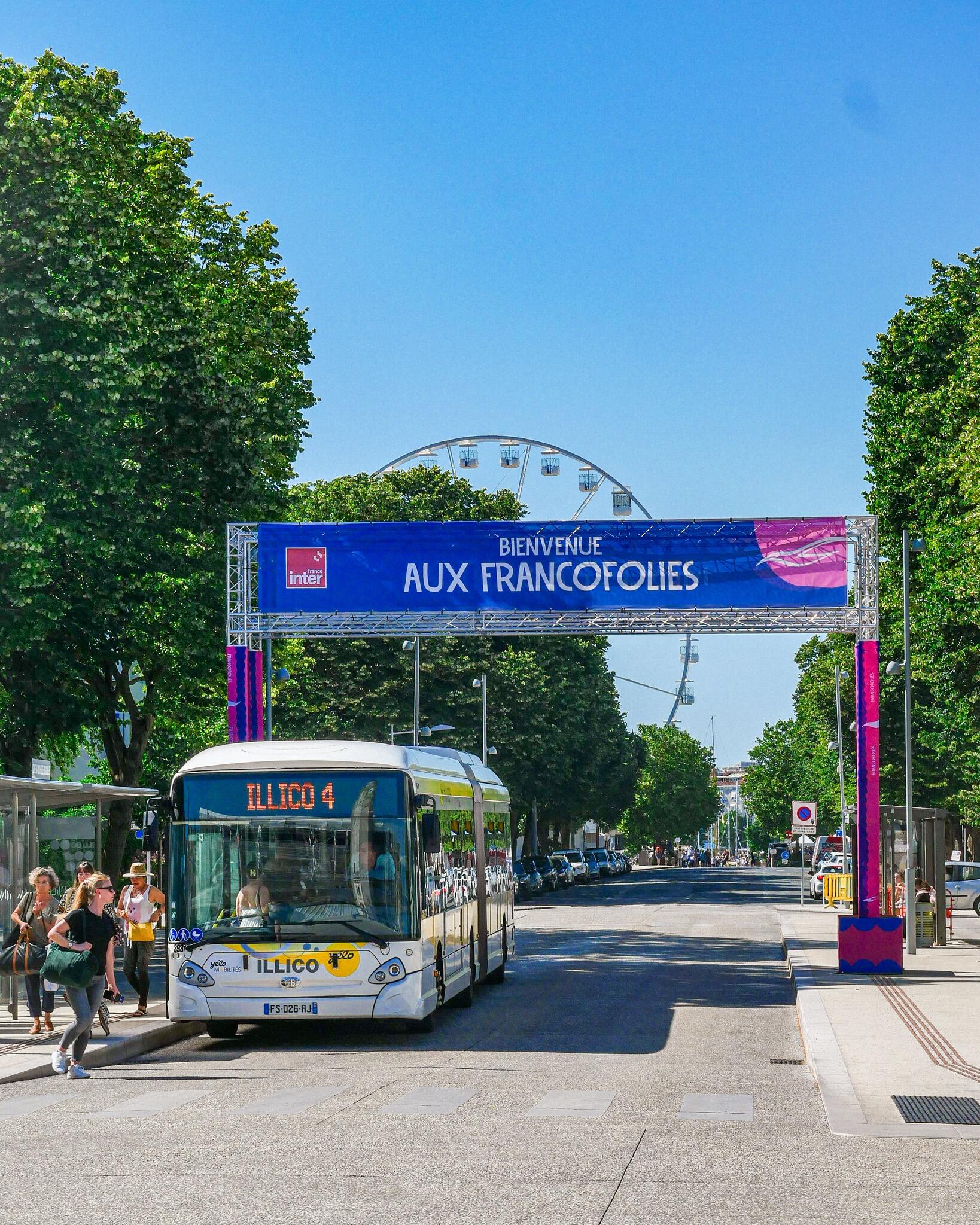 bus devant l'entrée du festival des Francofolies