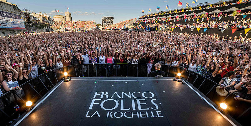 festivaliers devant la scène des Francofolies à la Rochelle