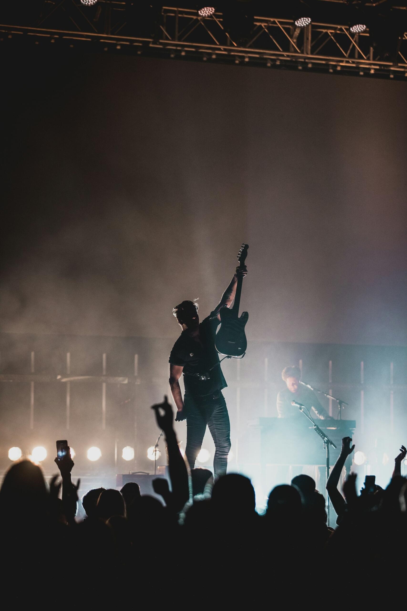chanteur de rock sur une scène en plein concert