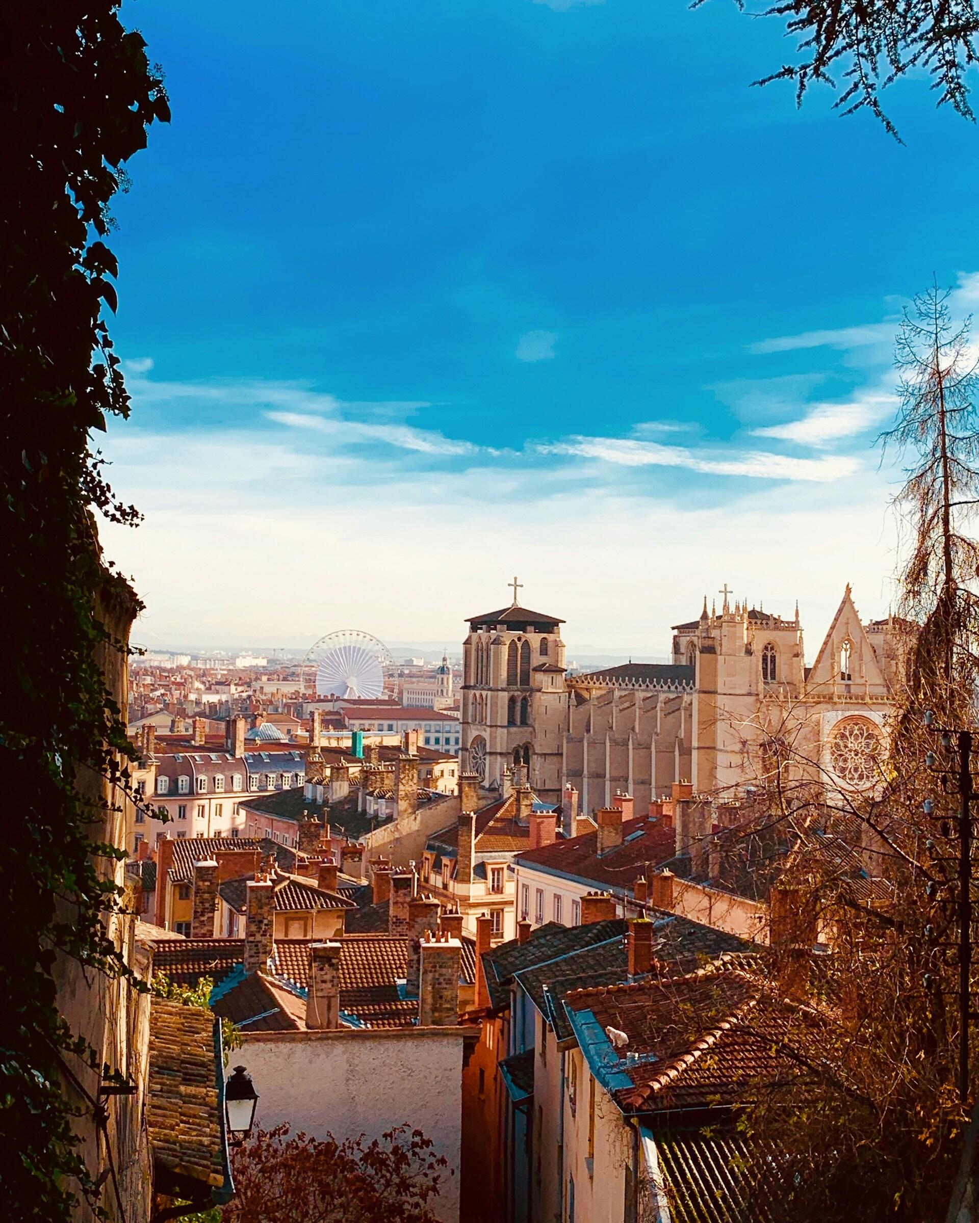 Panorama de la ville de Lyon avec la Tour crayon et la place Bellecour