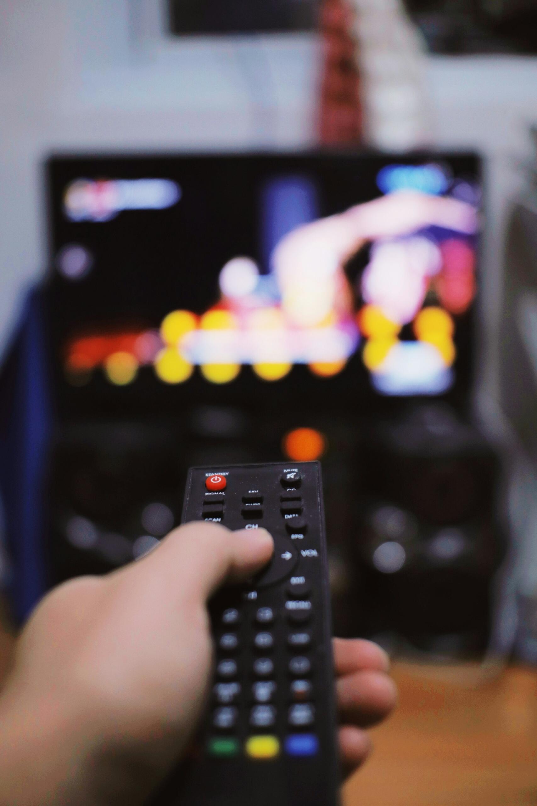 télécommande devant une télévision