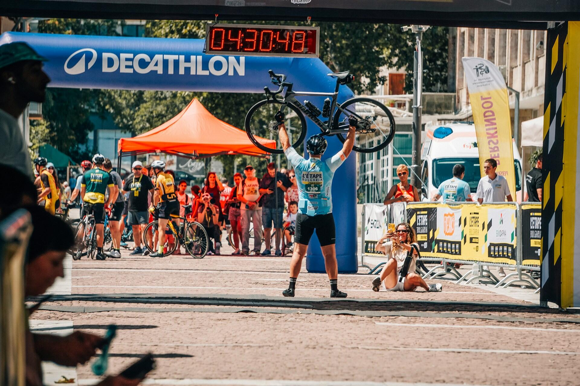 cycliste à l'arrivée d'une étape de course