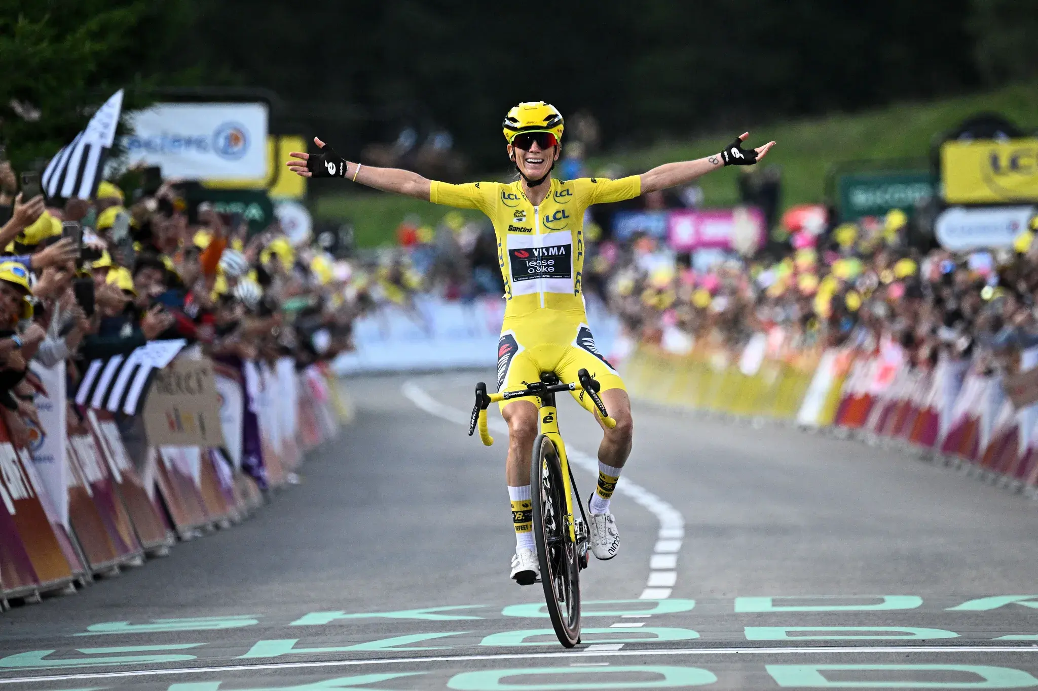 arrivée d'une cycliste en fin d'étape