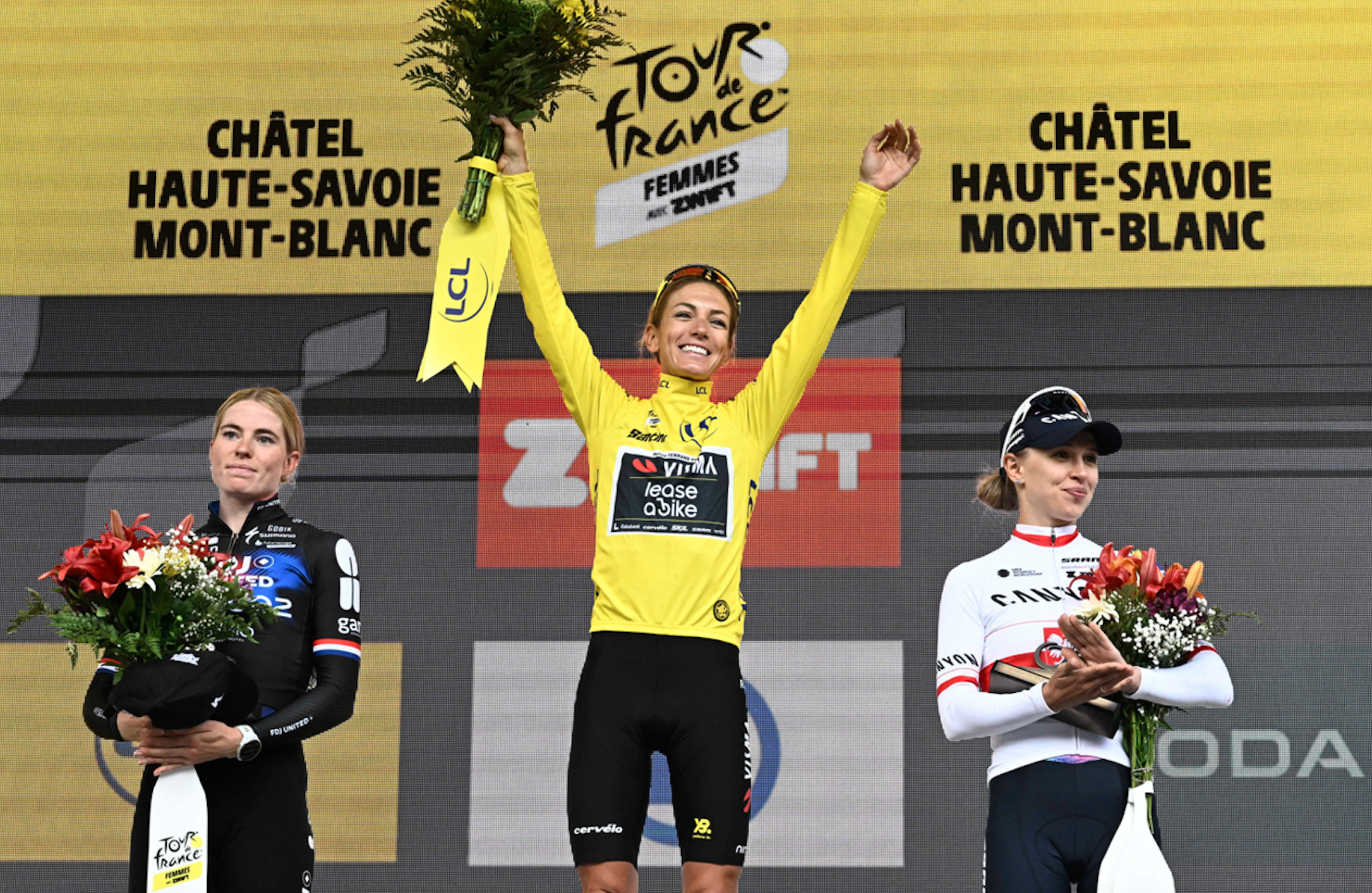cyclistes femmes sur le podium de l'étape du Tour de France 2025