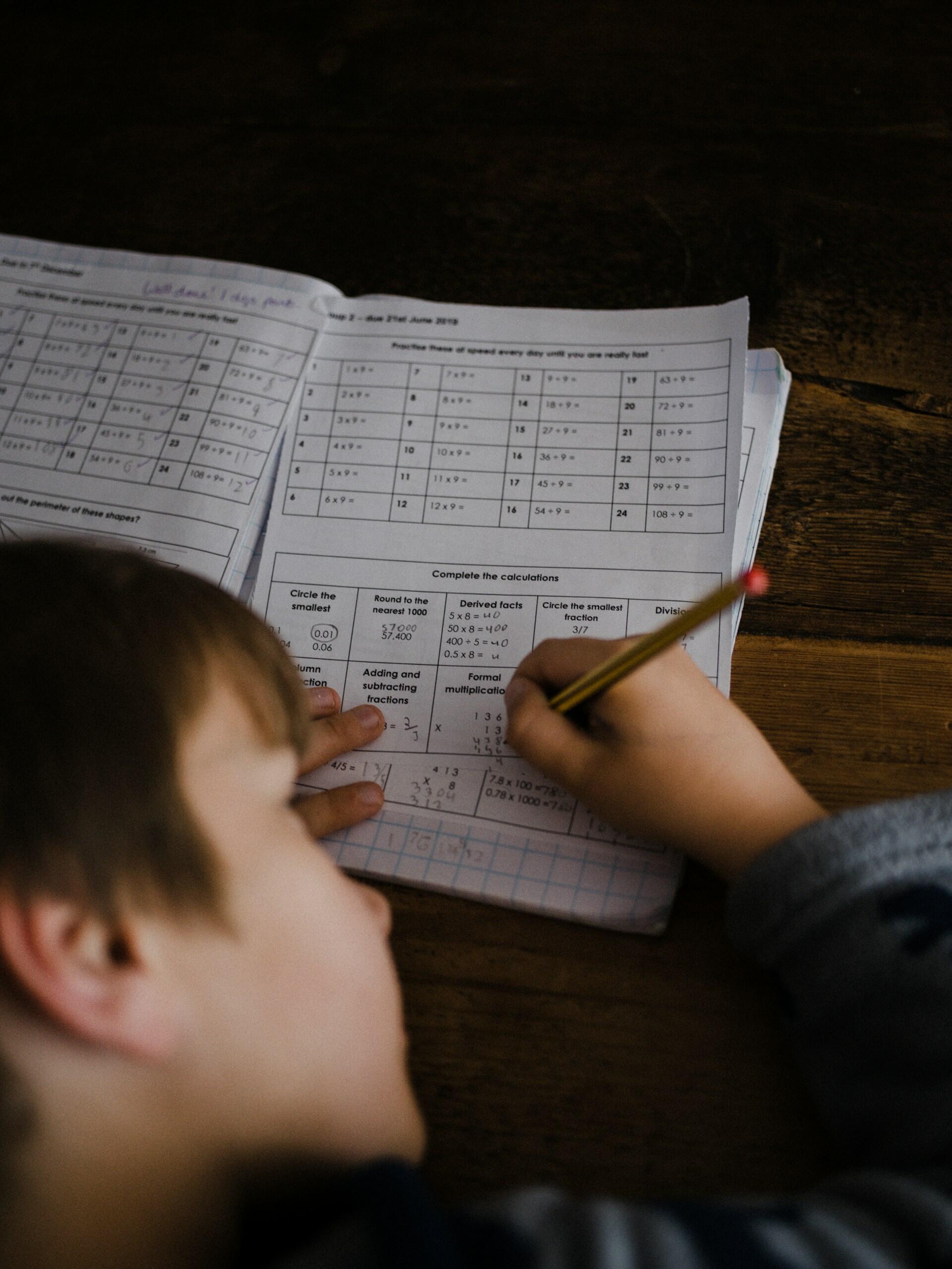 enfant en train de faire des devoirs
