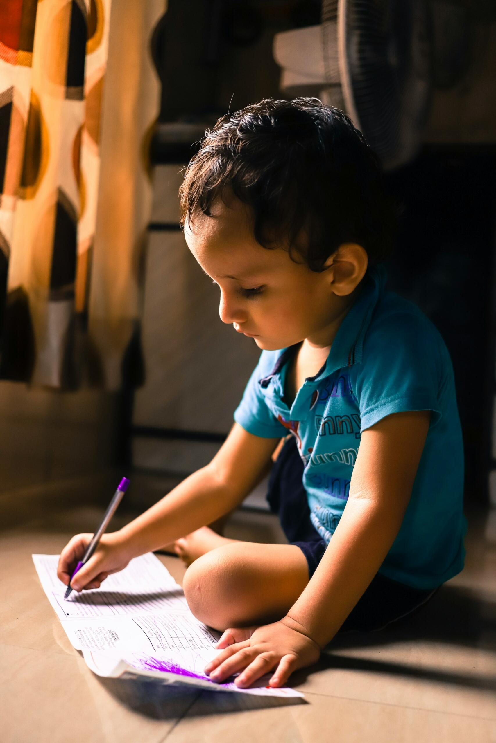 jeune garçon en train de faire ses devoirs