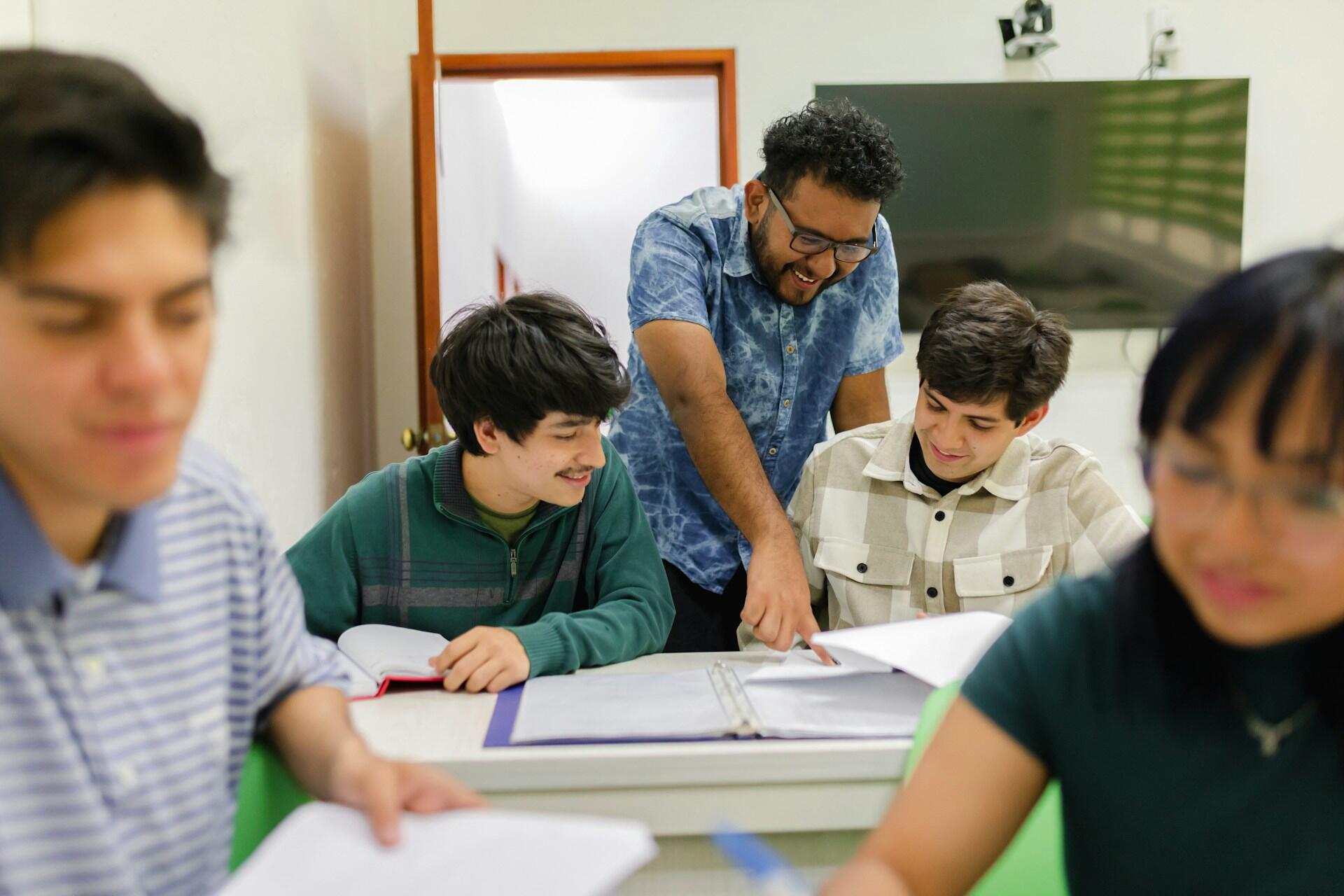 élèves en cours avec un professeur qui leur explique la matière