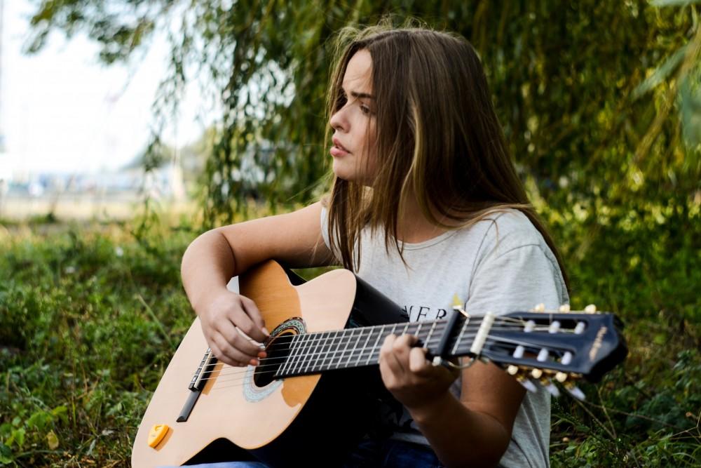 a child learning the guitar