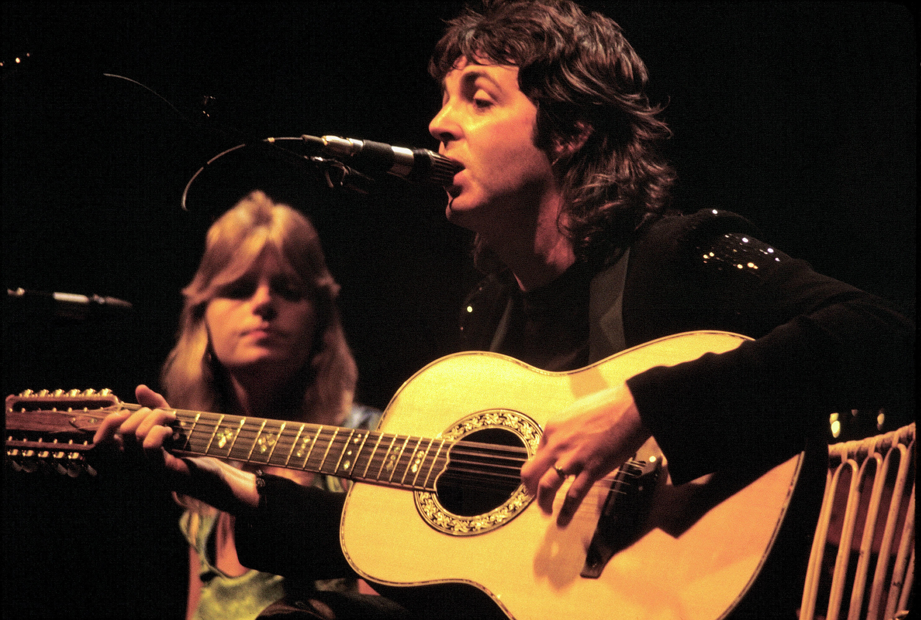 Play the guitar left-handed