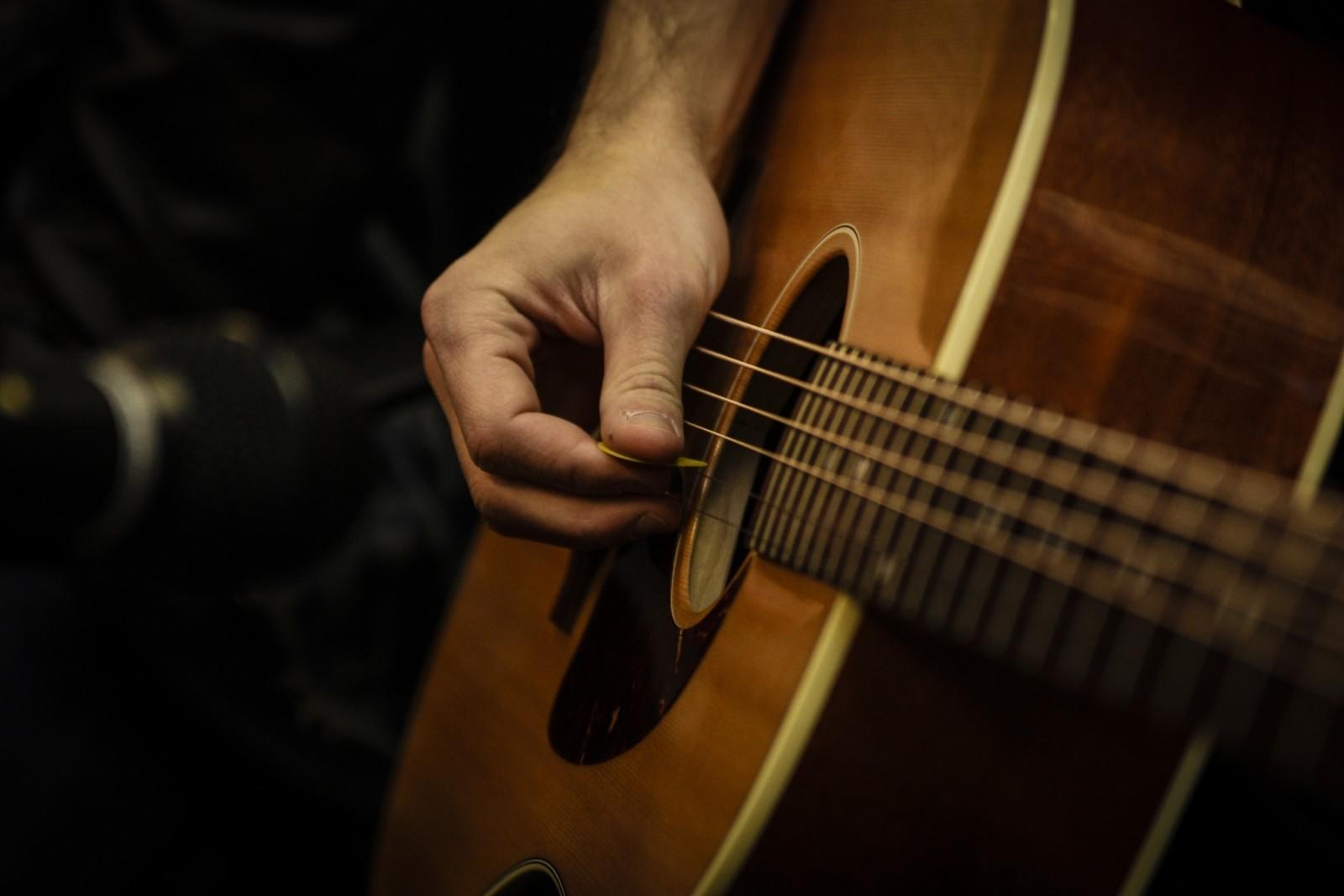 Various techniques for playing the guitar