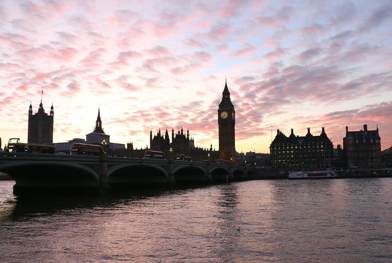 Fit in with locals when you're abroad by using English slang