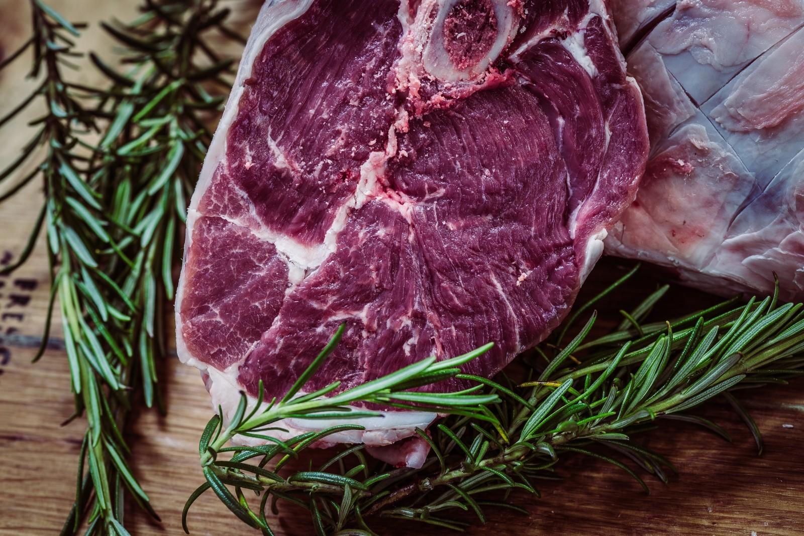 To get a beefsteak, use "bekommen"