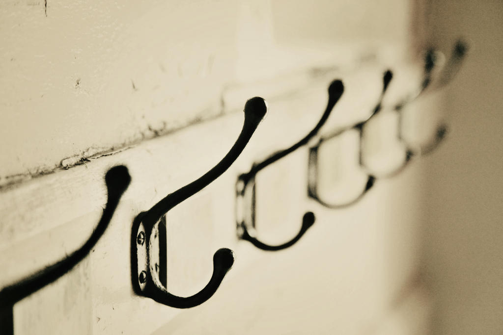 A coat hook is spelled