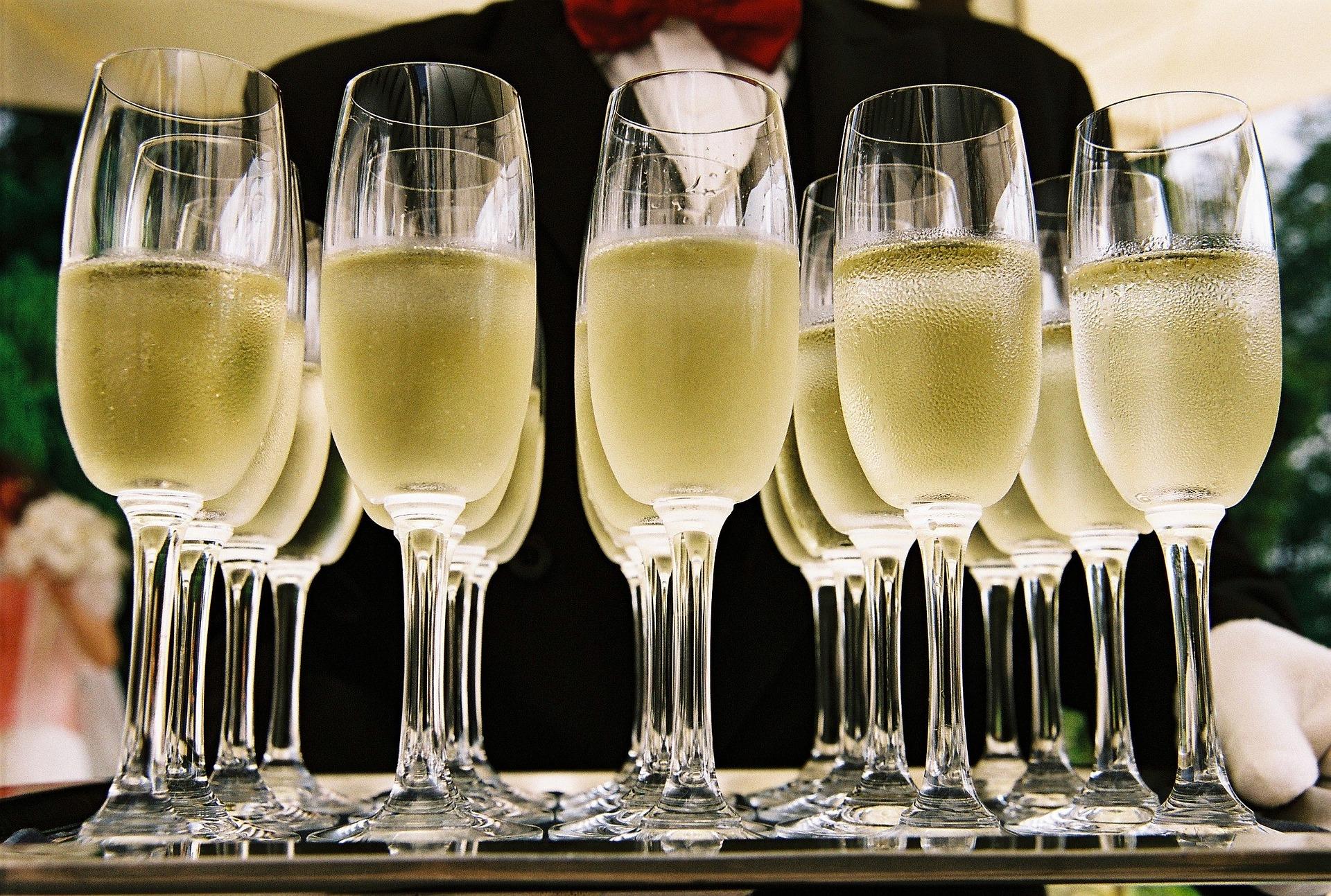 Don't let the dentists scare you: drinking Italian wine is not bad for your teeth!