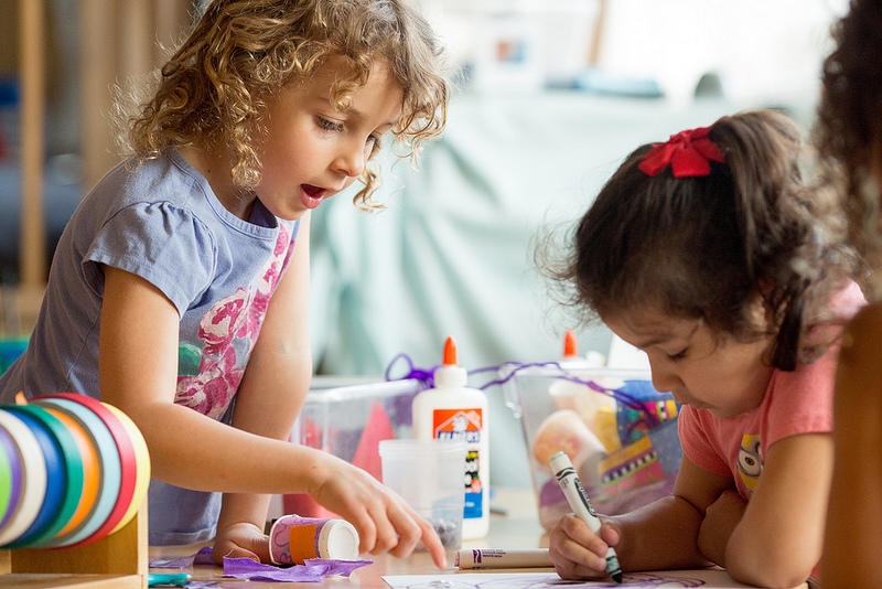 Inspire children and encourage them to work together as a drawing tutor