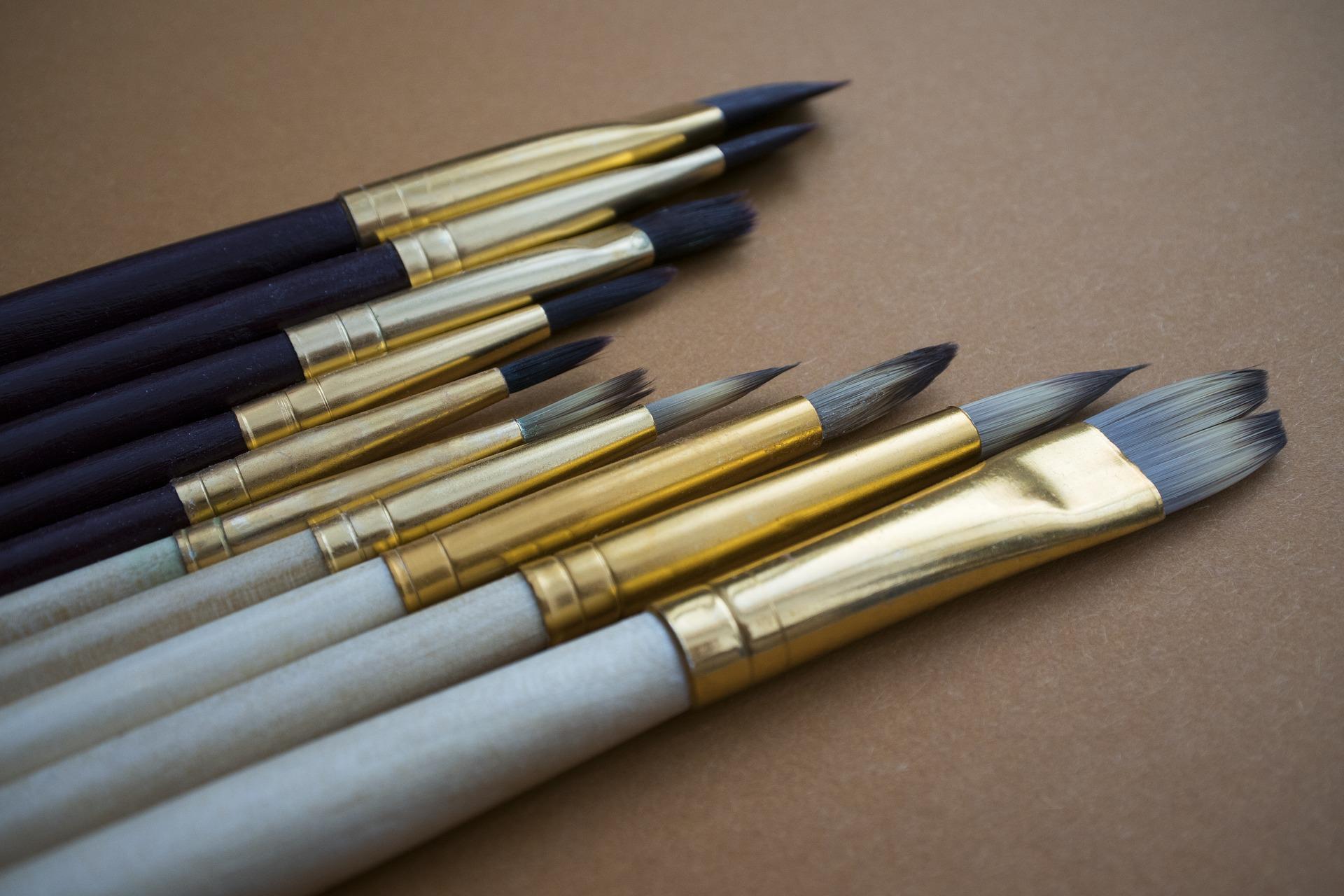 Select your brushes according to handle length, bristle type and tip