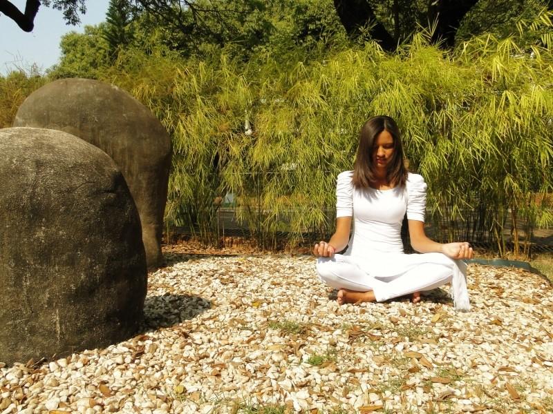 Practice gentle forms of yoga to improve symptoms of tendonitis.