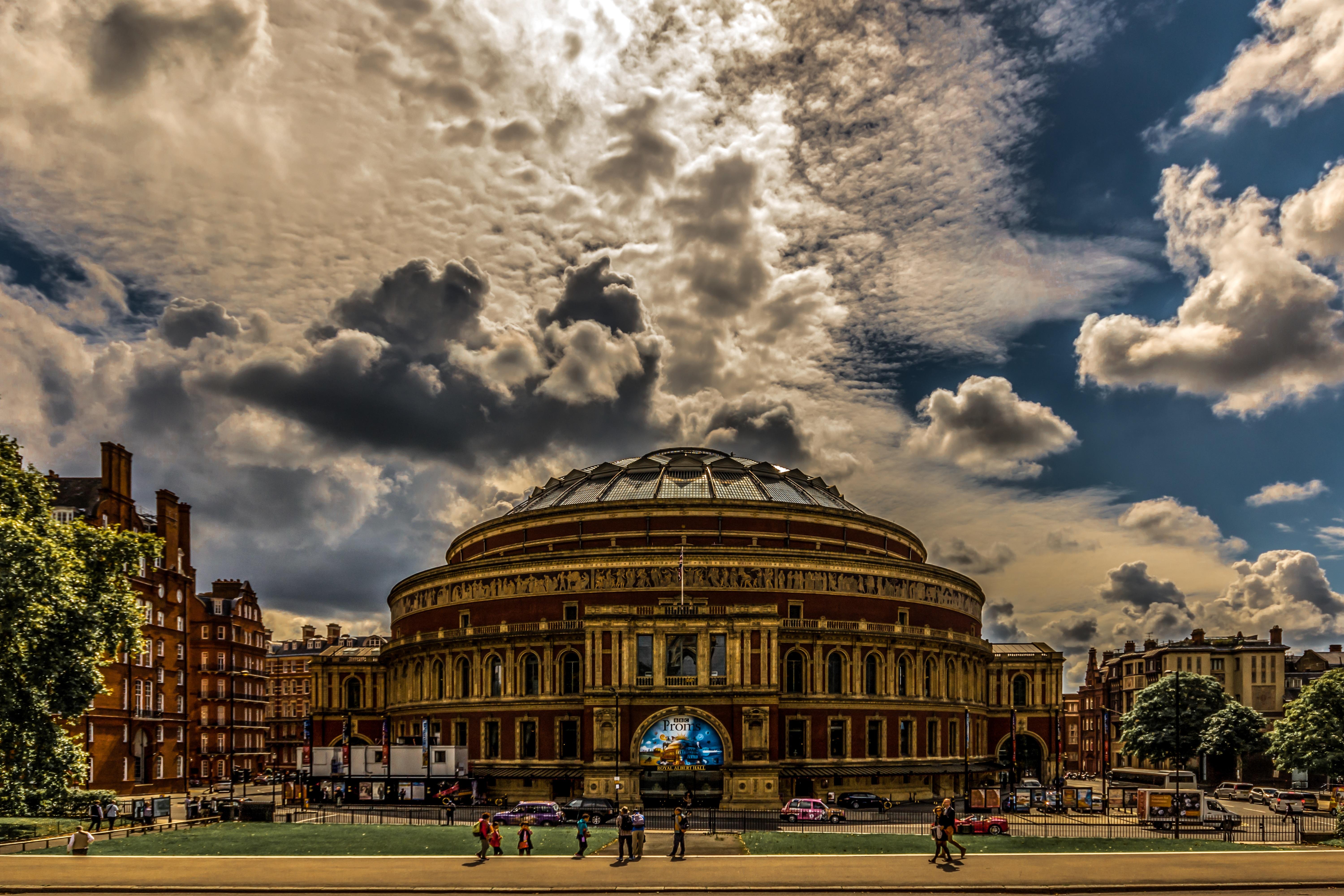 Where can you get singing lessons in the UK?