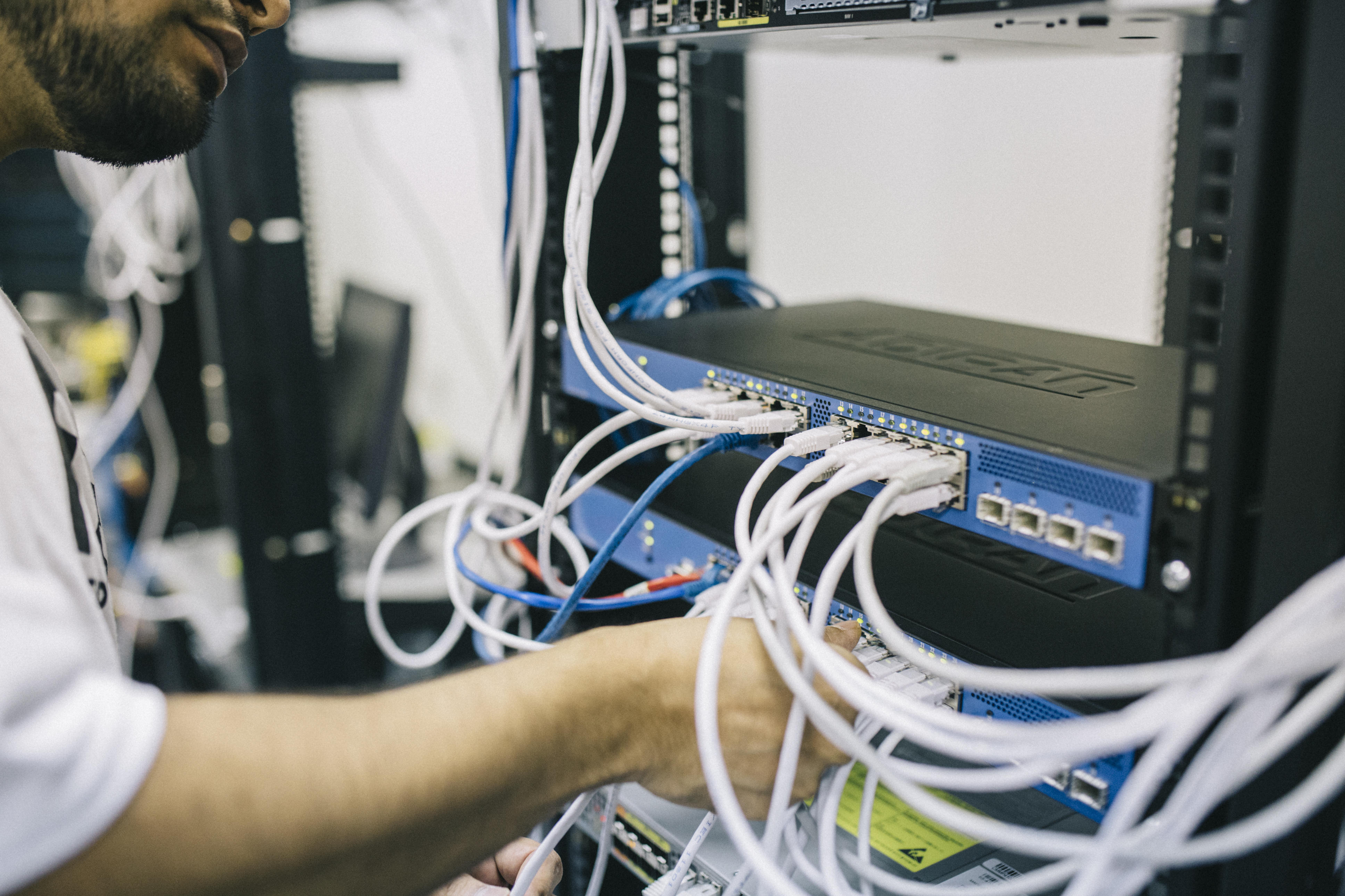 What is the average salary for an IT technician?