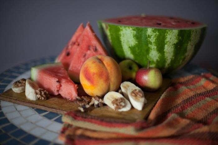 Proteins, carbohydrates, lipids, vitamins, dietary fibre, water and mineral ions are important to maintain a healthy diet.